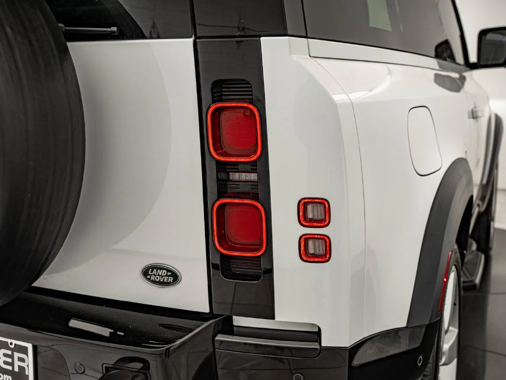 Used 2023 White Land Rover X-Dynamic SE image 14