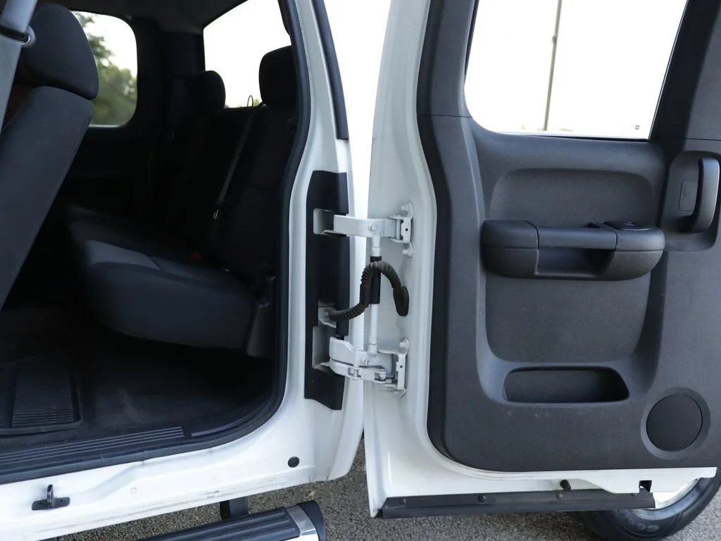 Used 2010 SUMMIT WHITE Chevrolet LT image 23