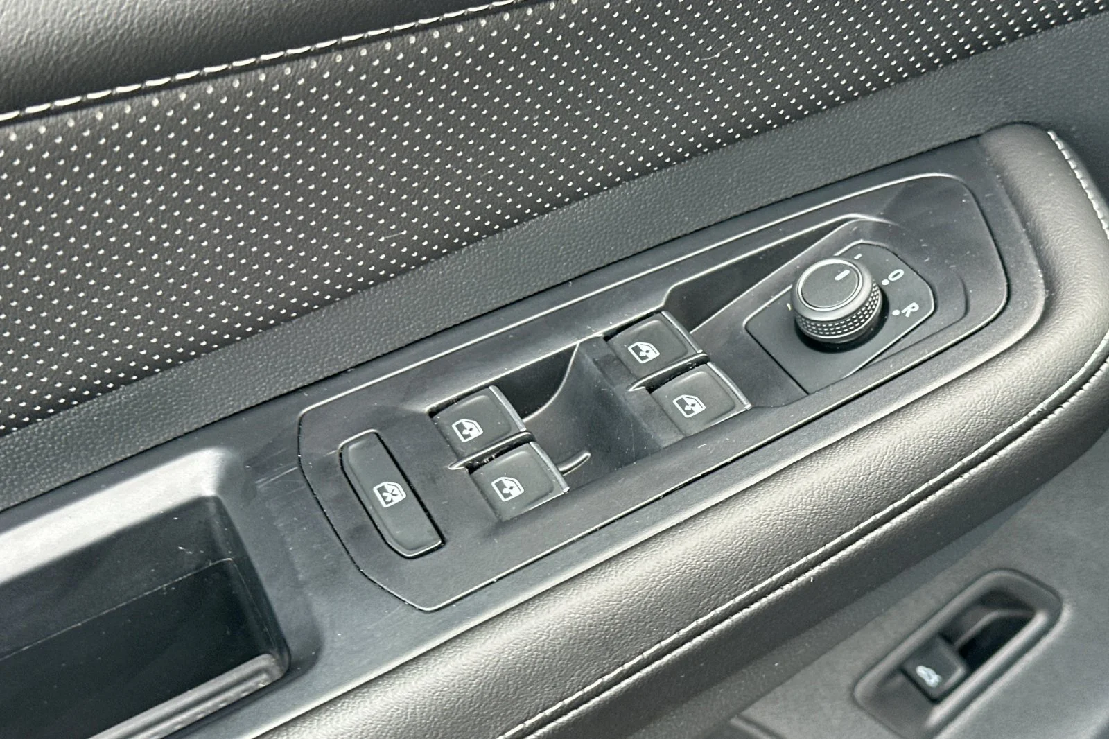 Used 2026  Volkswagen SE w/Technology image 11