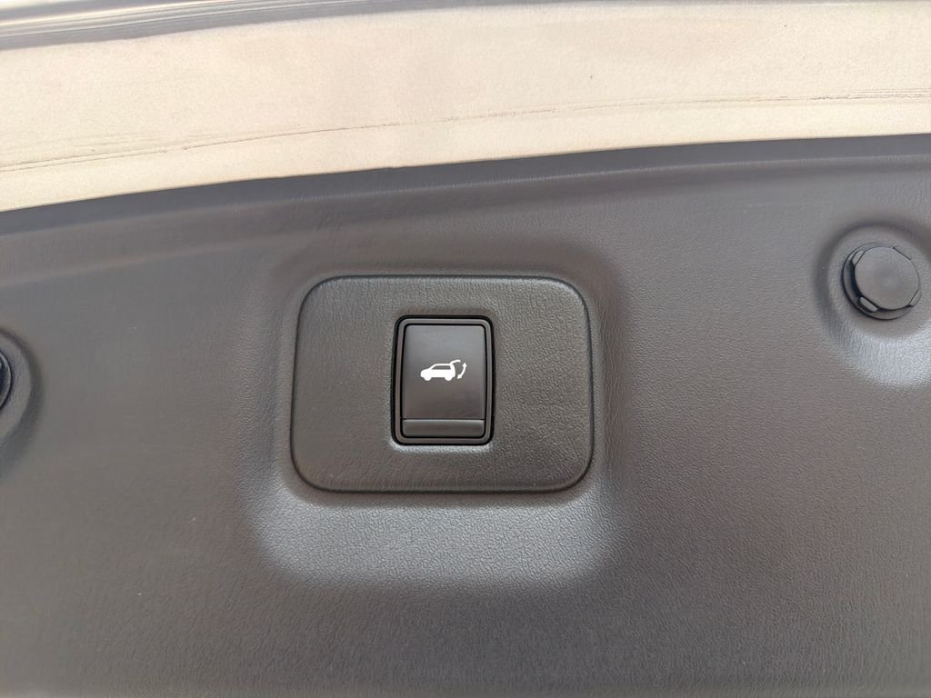 Used 2020 Silver Nissan SL image 15