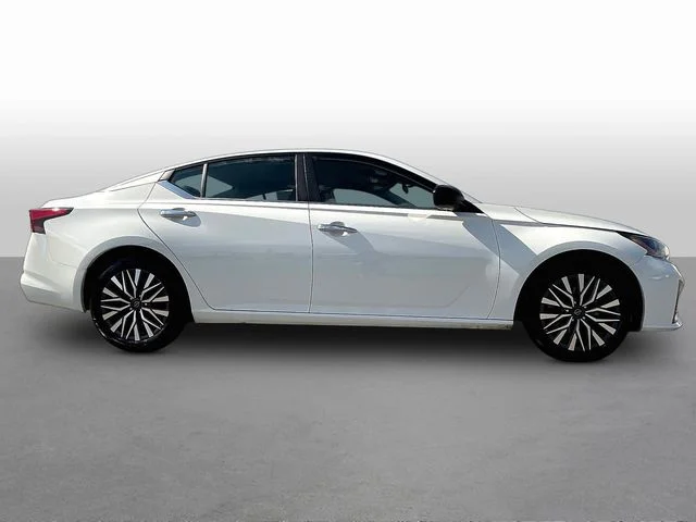 Used 2025 White Nissan 2.5 SV image 8