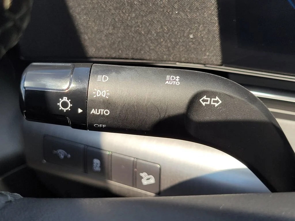 Used 2025 Black Hyundai SEL image 28