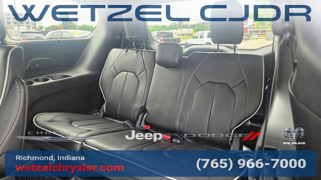 New 2027 Diamond Black Crystal Pearl-Coat Exterior Paint Chrysler Limited image 31