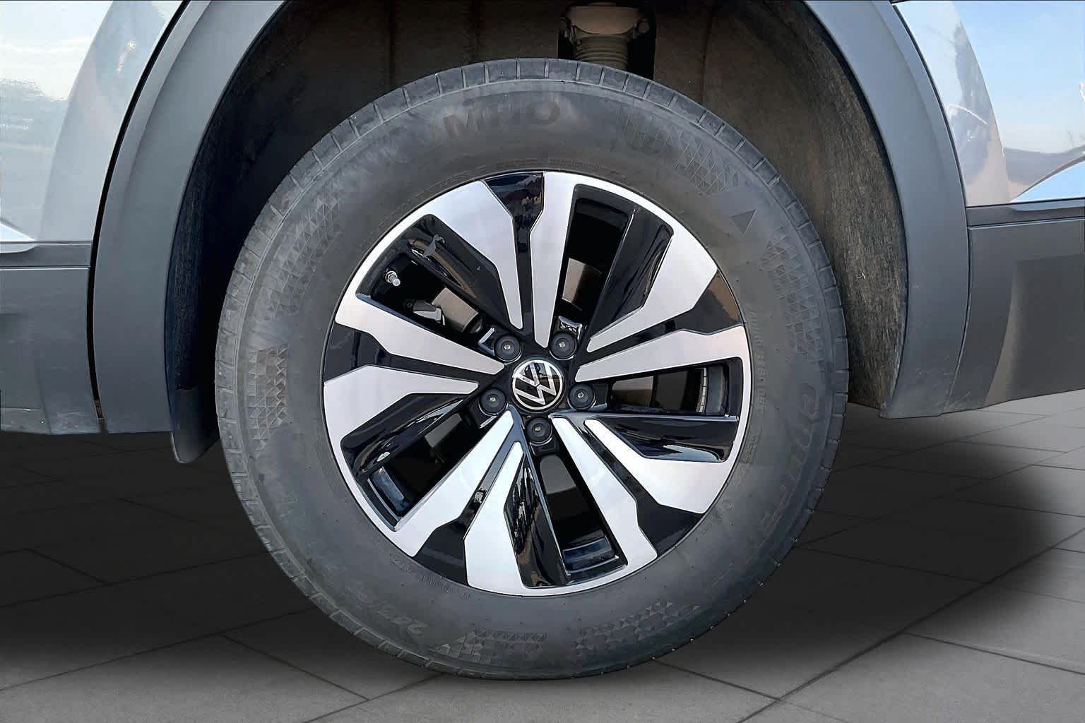 Used 2025 Platinum Gray Metallic Volkswagen 2.0T SE image 10
