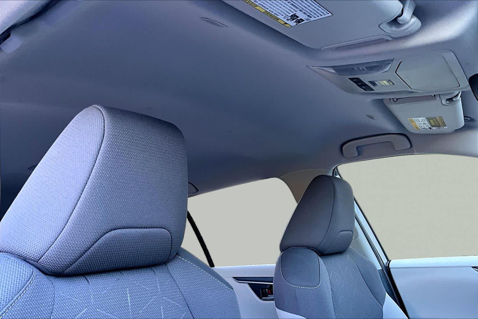 2025 Toyota RAV4 XLE - Photo 26