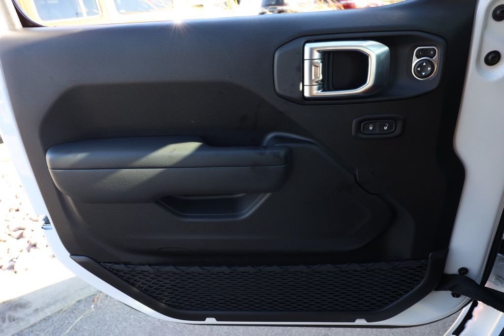 New 2026 Bright White Clear-Coat Exterior Paint Jeep Sport S image 19