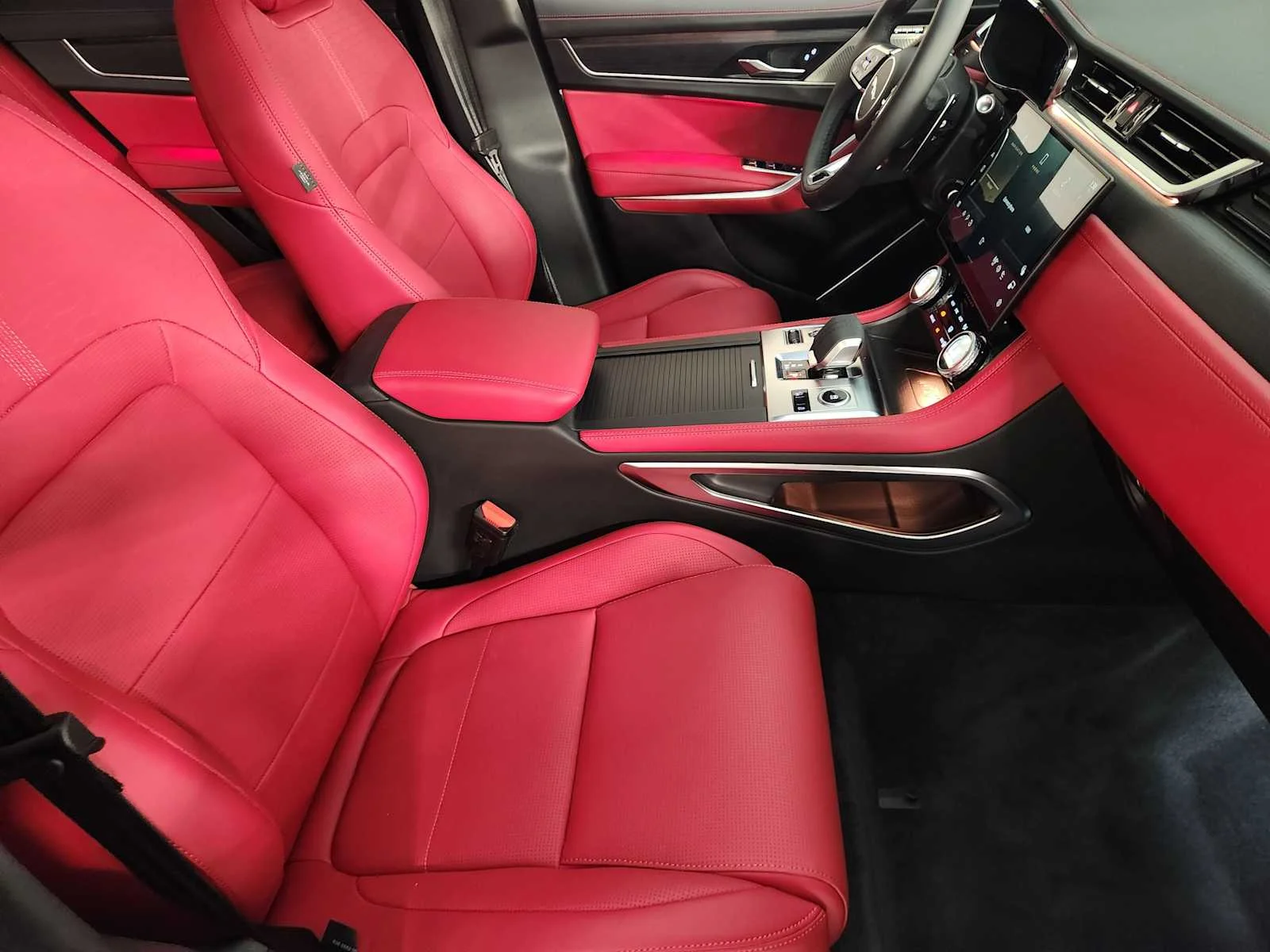 New 2026 Eiger Grey Metallic Jaguar R-Dynamic S image 3