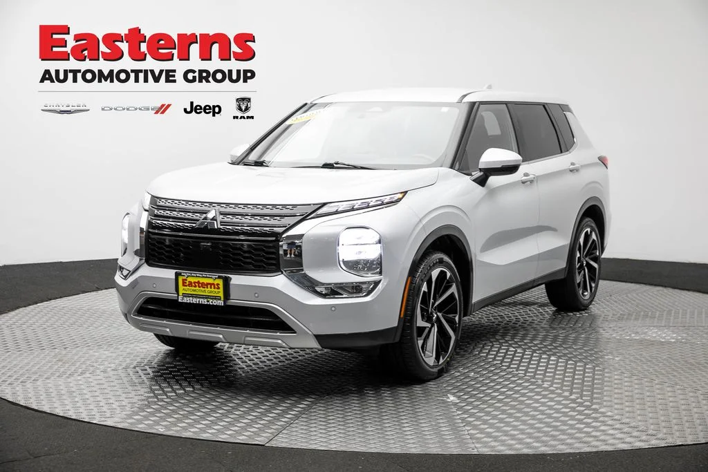 Used 2022 White Mitsubishi SE image 1