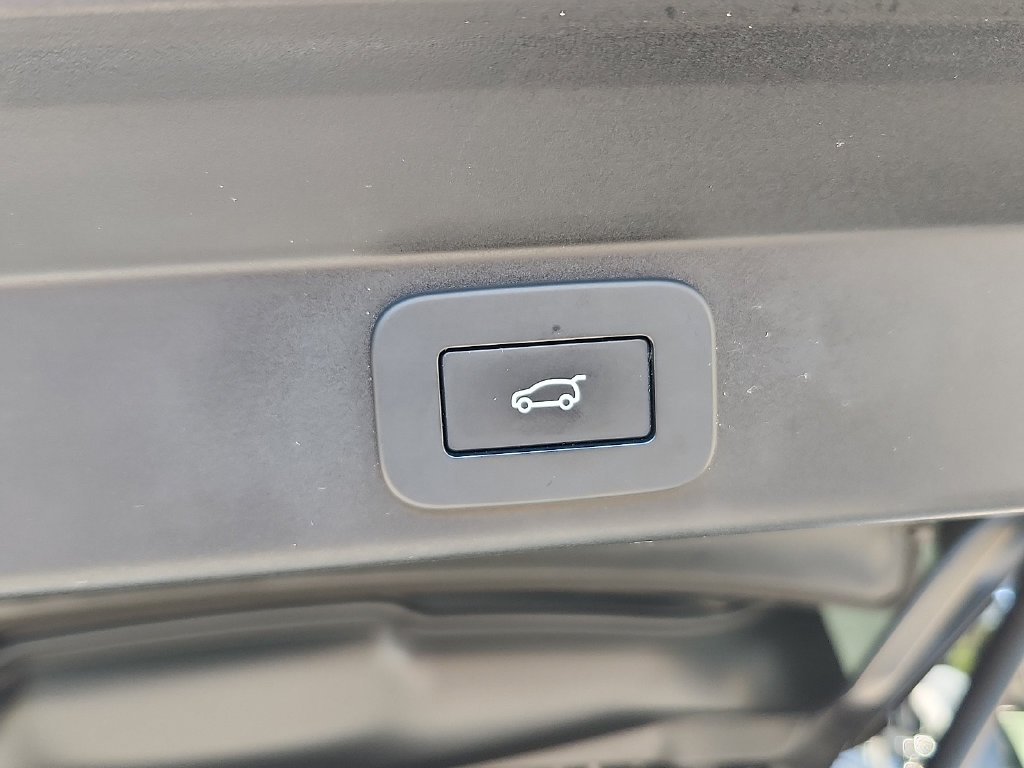 Used 2024 Ostuni Pearl White Metallic Land Rover Dynamic SE image 30