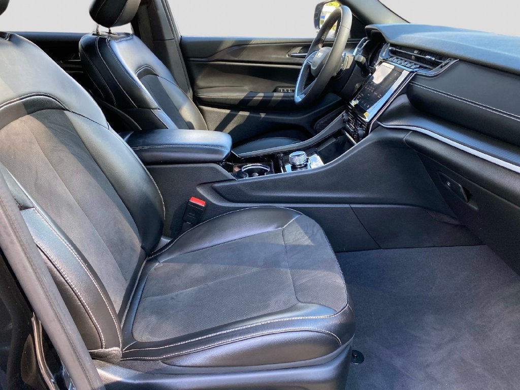 Used 2023 Black Jeep Altitude image 26