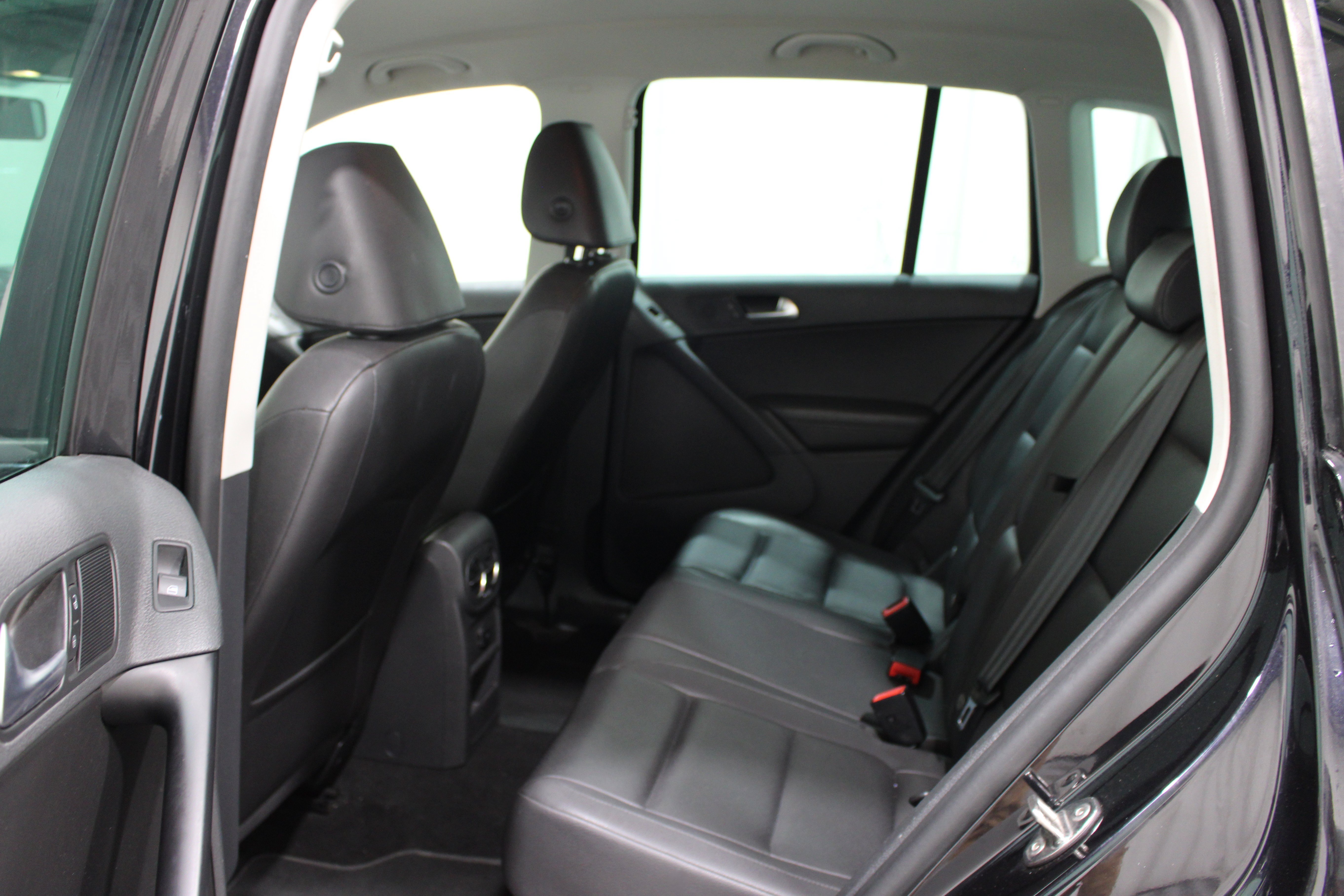 Used 2014 Deep Black Pearl Volkswagen SE image 17