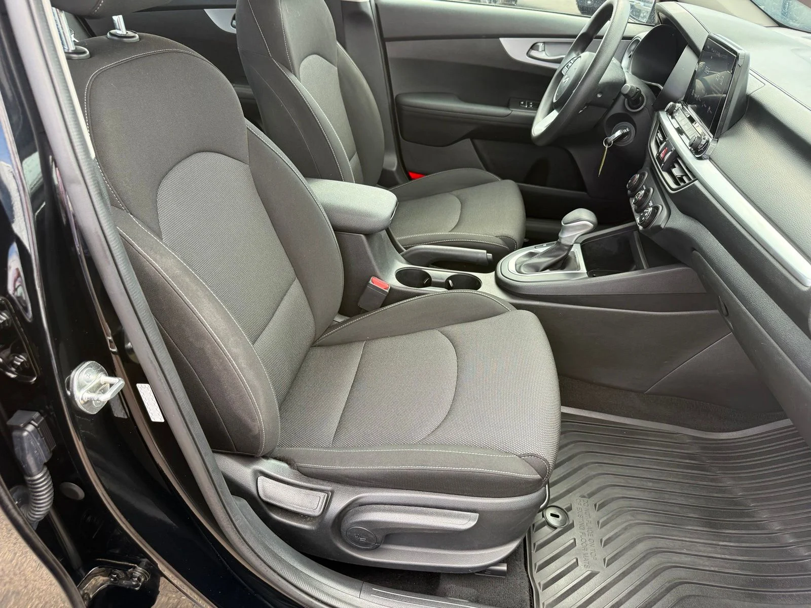 2023 Kia Forte LXS - Photo 30
