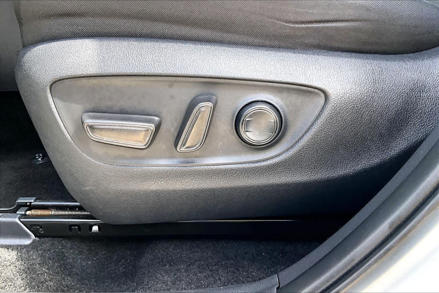 Used 2025 Ice Cap Toyota XLE image 33