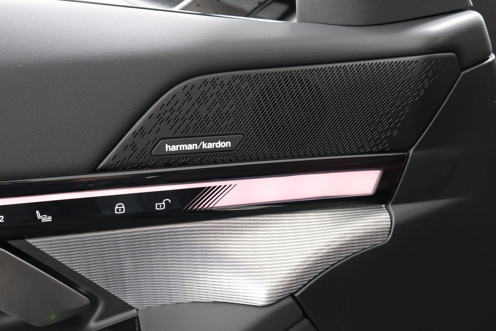 New 2027 Dark Graphite Metallic BMW 530i xDrive image 29