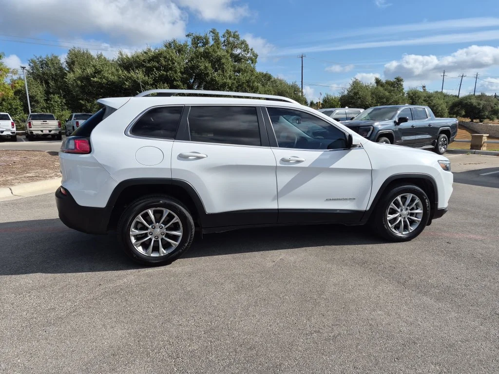 Used 2021 White Jeep Latitude Lux image 10