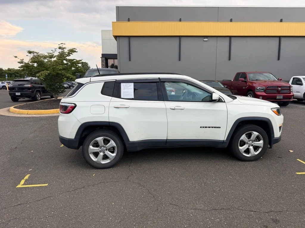 Used 2018 White Jeep Latitude image 4