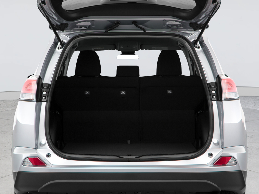 Used 2018 Silver Toyota LE image 14