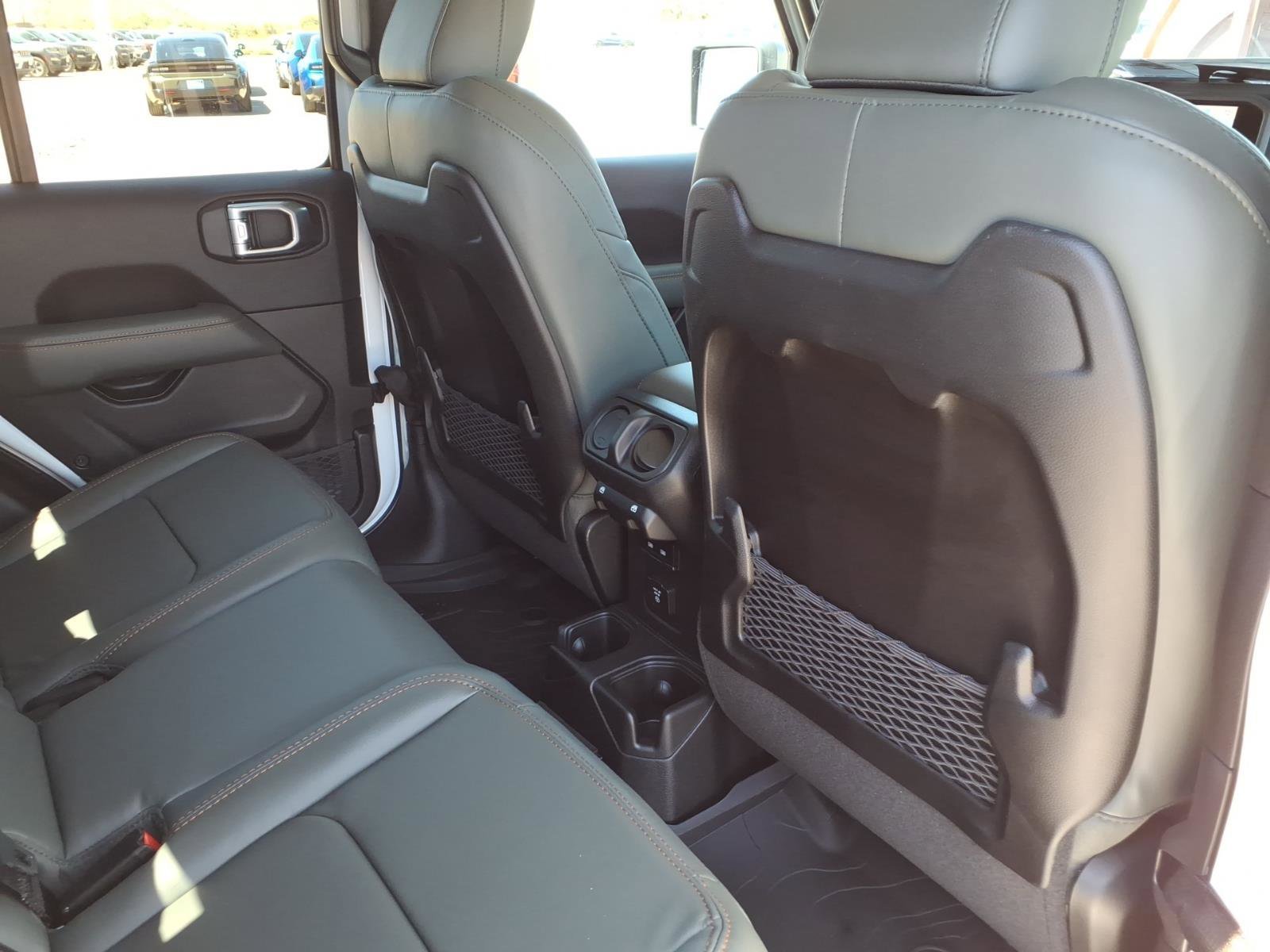 New 2026 Bright White Clear-Coat Exterior Paint Jeep Mojave X image 9