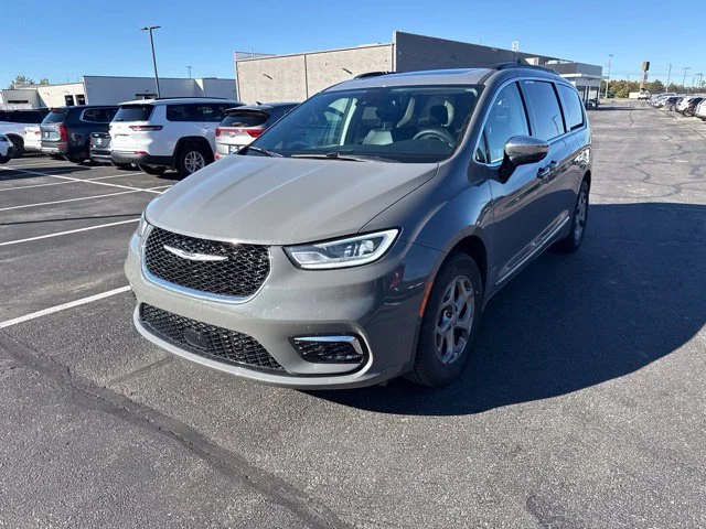 Used 2023 Ceramic Gray Clearcoat Chrysler Limited image 2