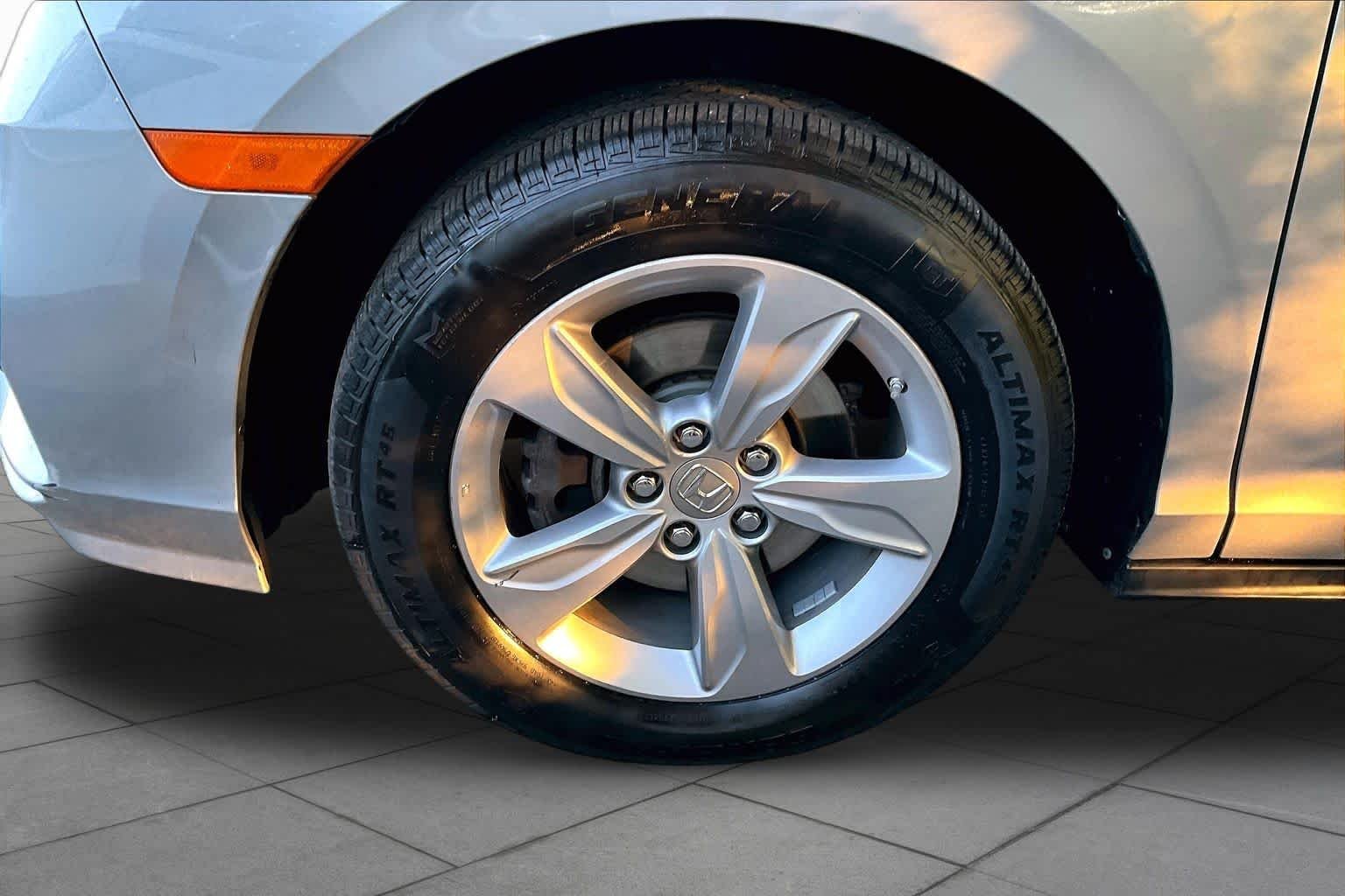 Used 2018 Lunar Silver Metallic Honda EX-L image 11