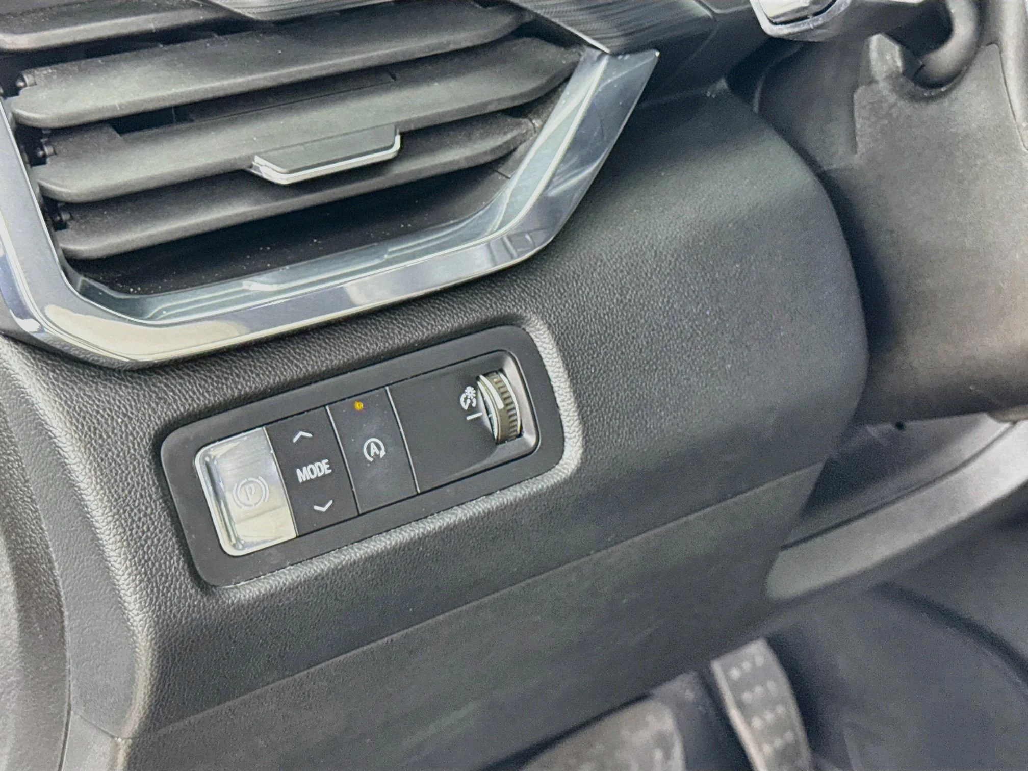 Used 2024 Summit White GMC Elevation image 12