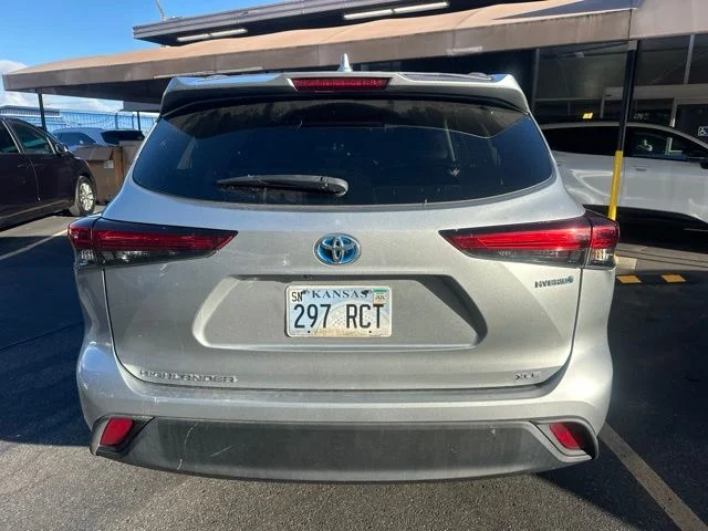 Used 2021 Silver Toyota XLE image 4