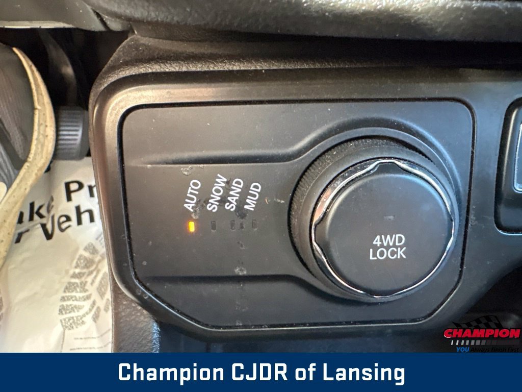 Used 2022  Jeep Latitude image 32