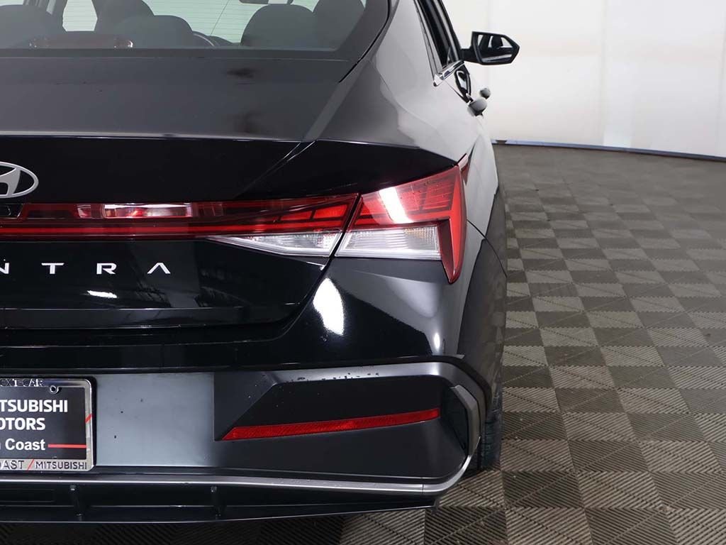 Used 2025 Black Hyundai SEL Convenience image 16