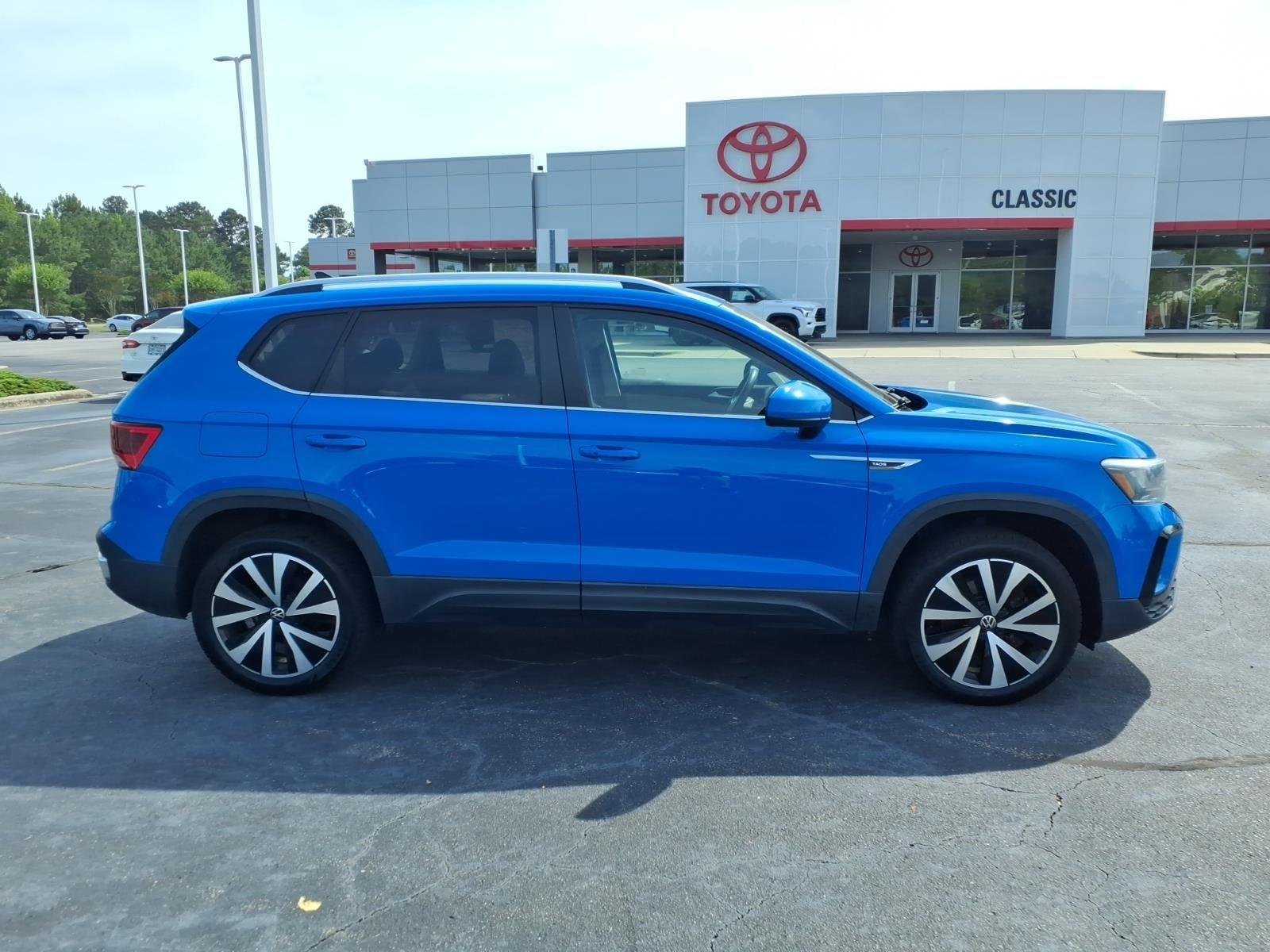 Used 2022 Cornflower Blue Volkswagen SE image 10