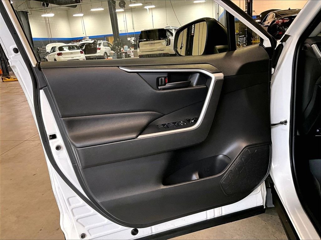 Used 2020 White Toyota LE image 9