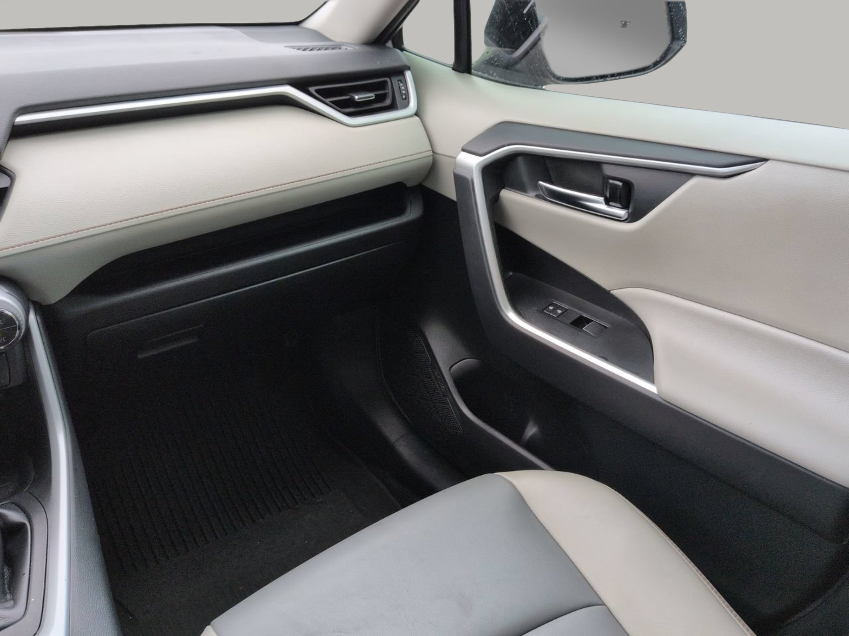 Used 2021 Silver Sky Metallic Toyota XLE Premium image 15