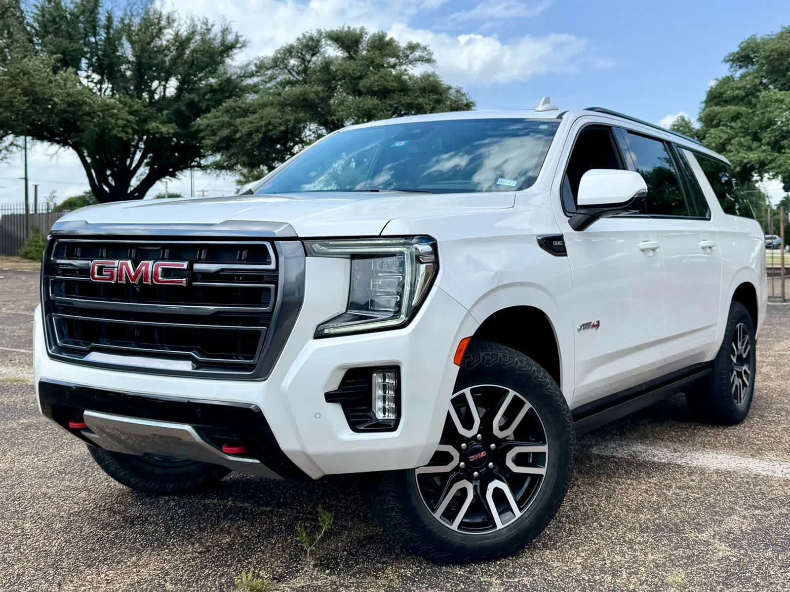 2024 GMC Yukon 4WD AT4's photo