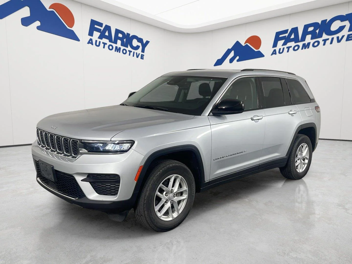 Used 2023 Silver Zynith Jeep Laredo image 1