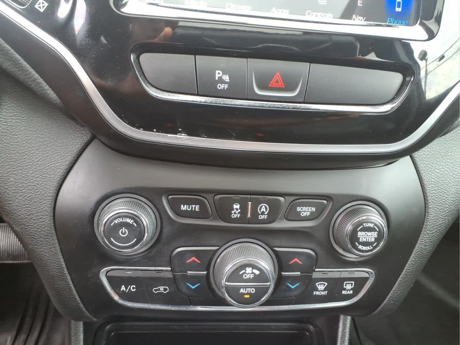 Used 2019 Bright White Clearcoat Jeep Limited image 24