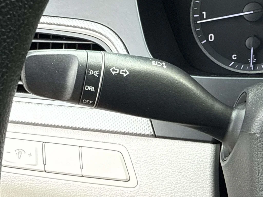 Used 2015 Silver Hyundai SE image 24