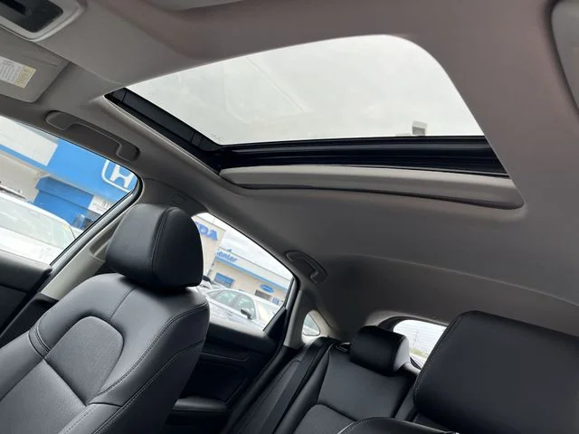 Used 2023 White Honda EX-L image 18