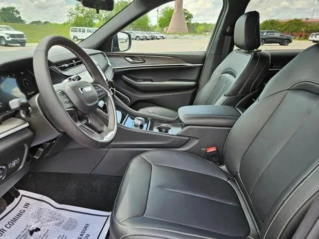 New 2026 Diamond Black Crystal Pearl-Coat Exterior Paint Jeep Limited image 9