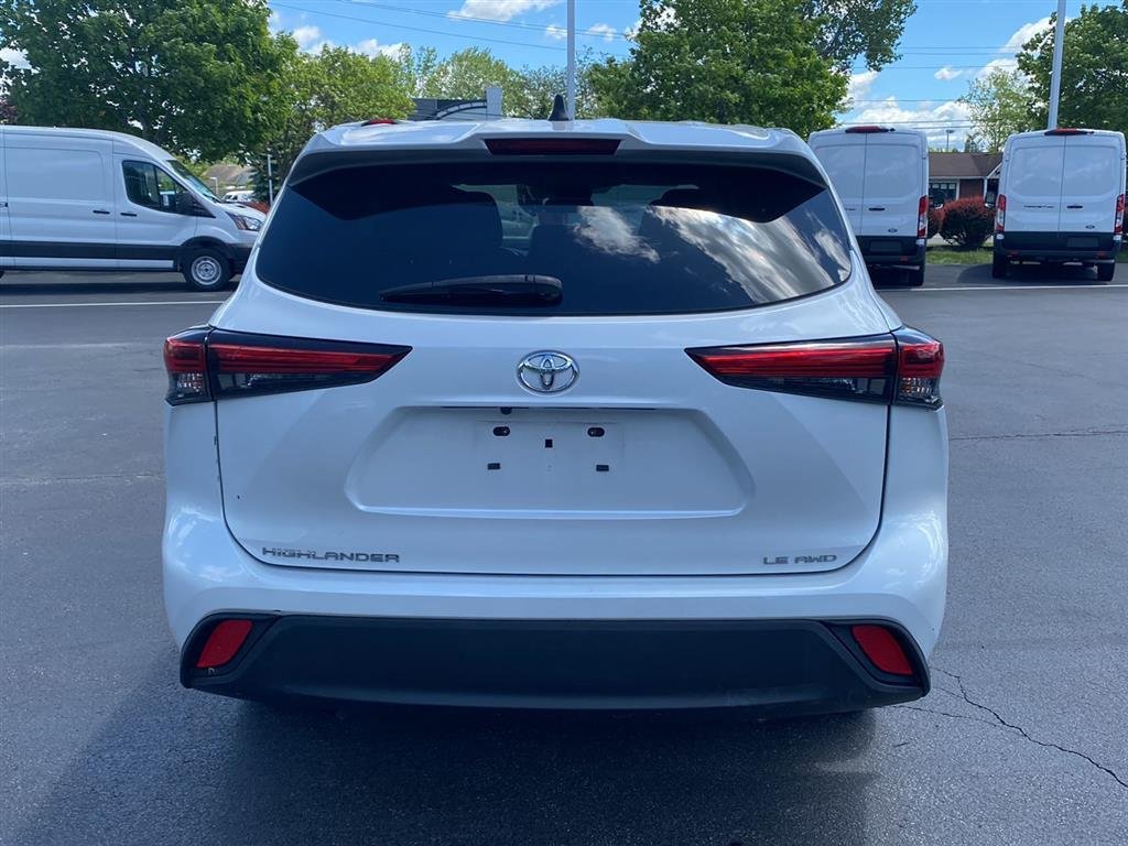 Used 2022 Wind Chill Pearl Toyota LE image 9