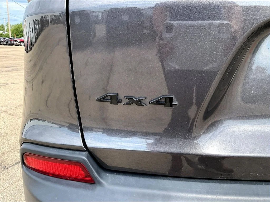 Used 2020 Gray Jeep Latitude Plus image 28