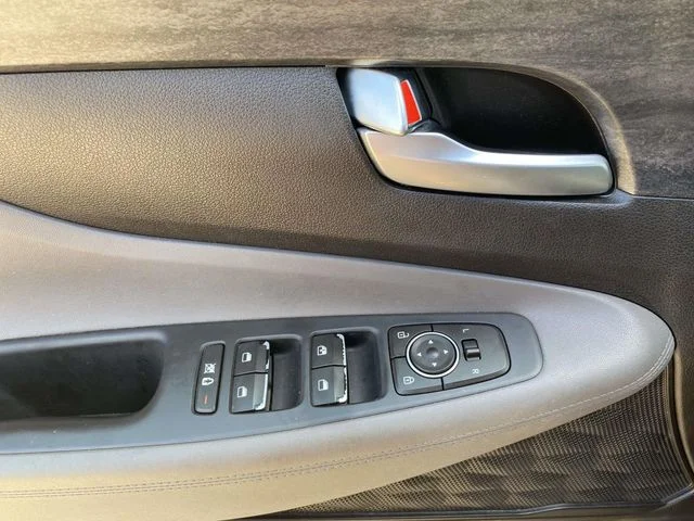 Used 2019 Black Hyundai SE image 13