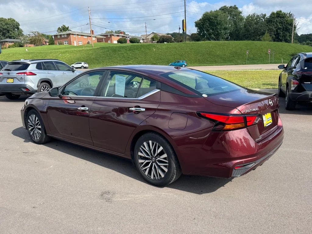 Used 2024 Red Nissan 2.5 SV image 4