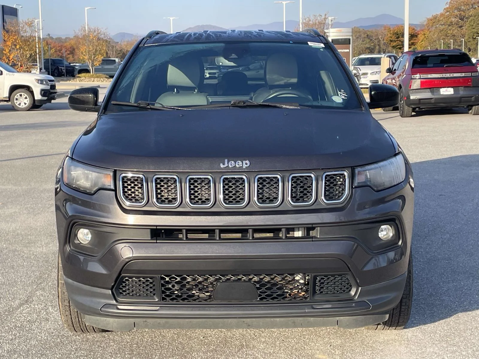 Used 2023 Granite Crystal Metallic Clearcoat Jeep Latitude Lux image 22