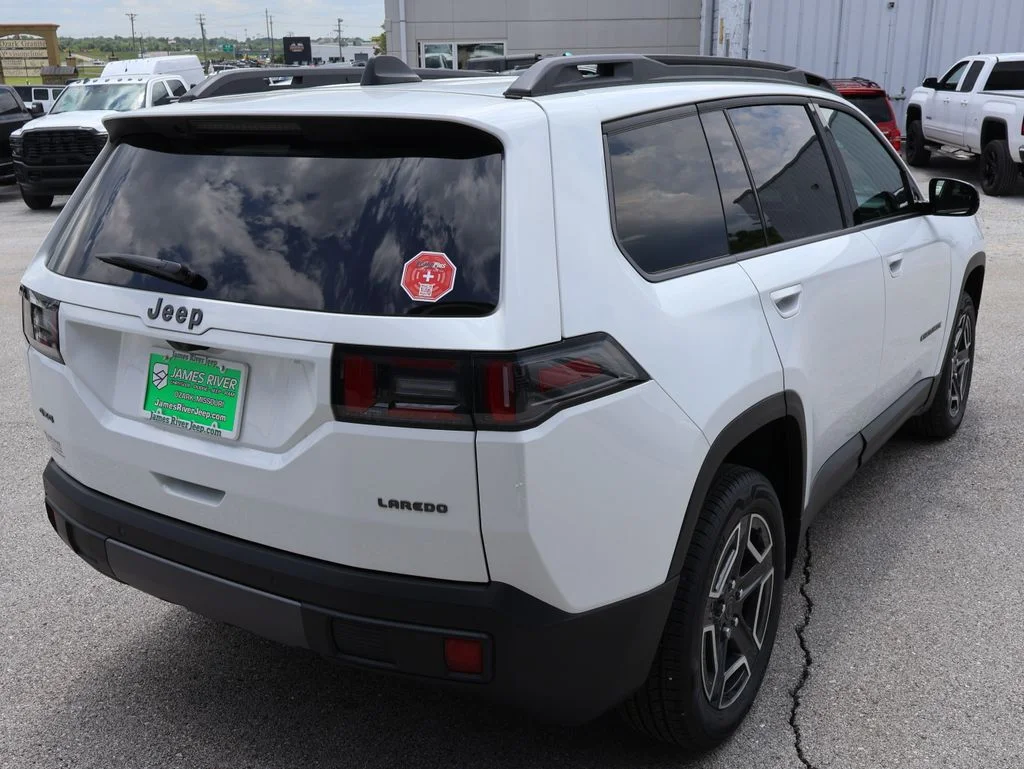 New 2026 Bright White Clear-Coat Exterior Paint Jeep Laredo image 5