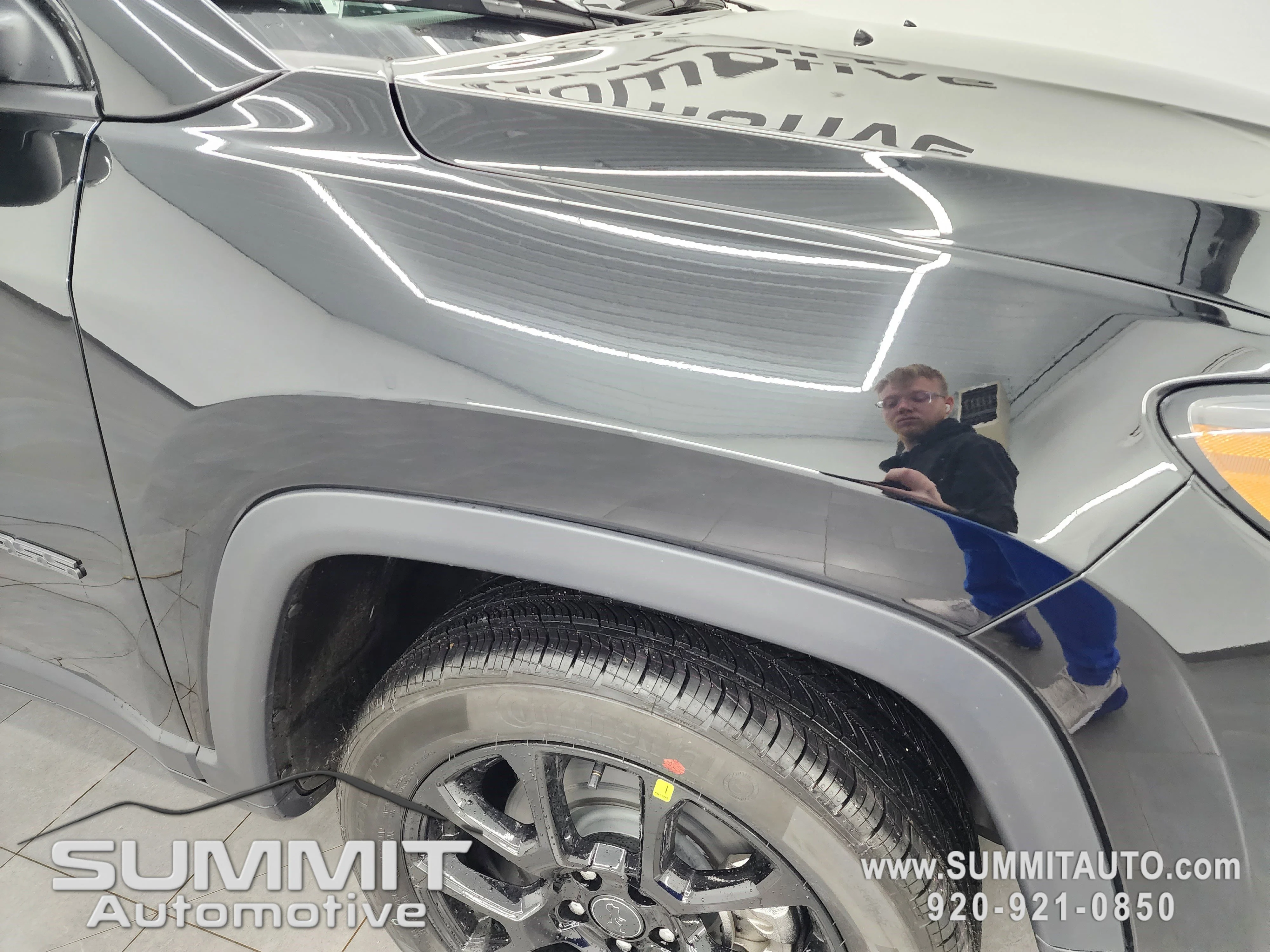 New 2026 Diamond Black Crystal Pearl-Coat Exterior Paint Jeep Latitude image 22