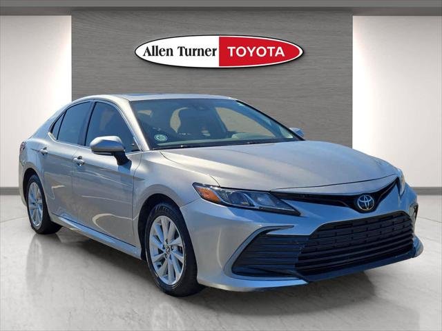 2024 Toyota Camry LE's photo