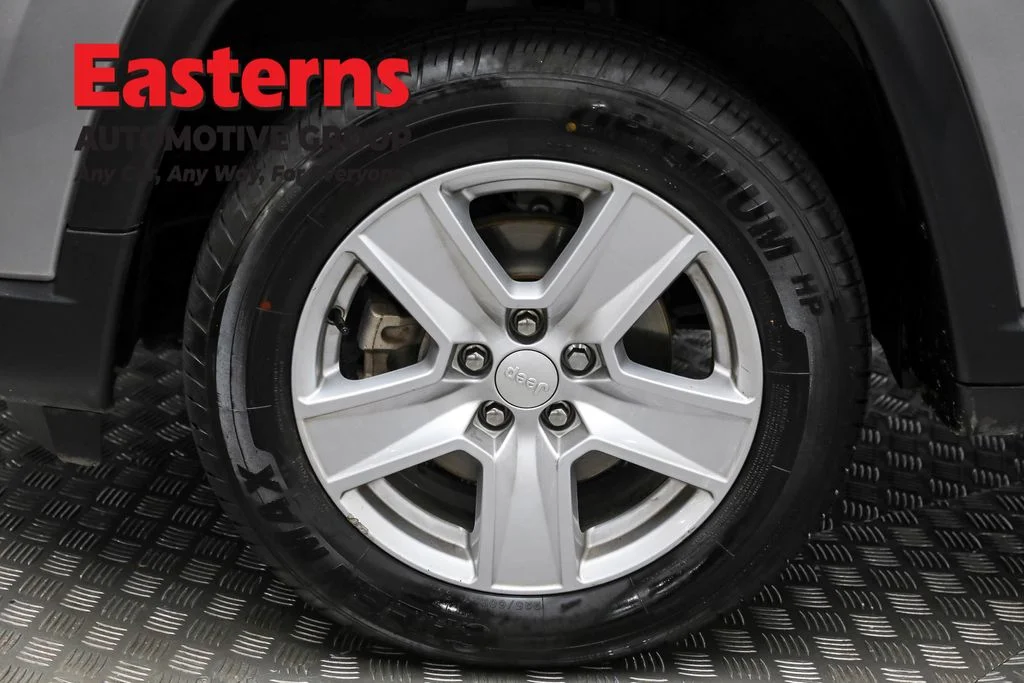 Used 2022 Silver Jeep Latitude image 29