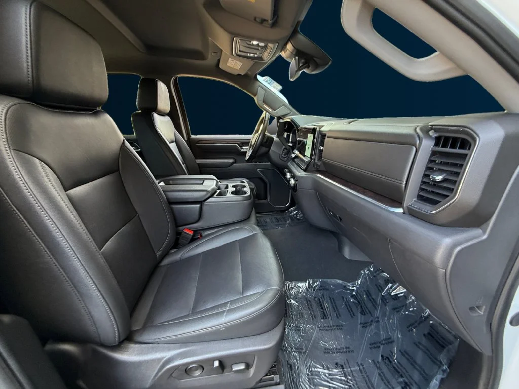 Used 2025 White GMC SLT image 17