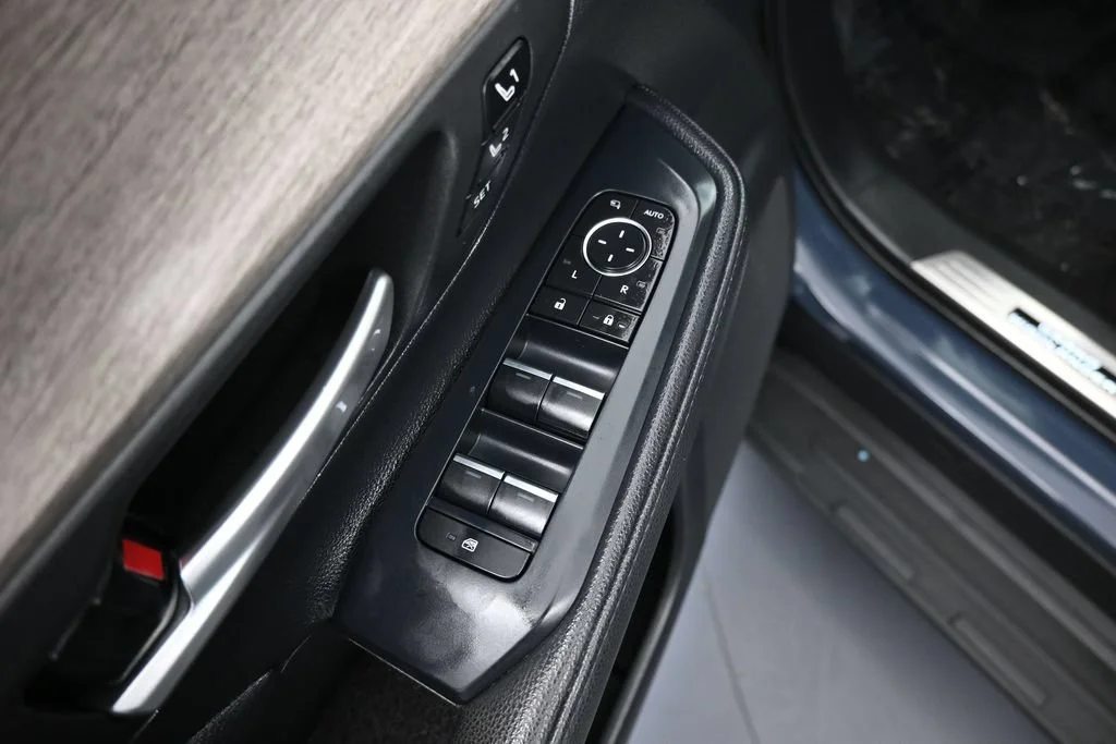 Used 2025 Cloud Toyota Limited image 15