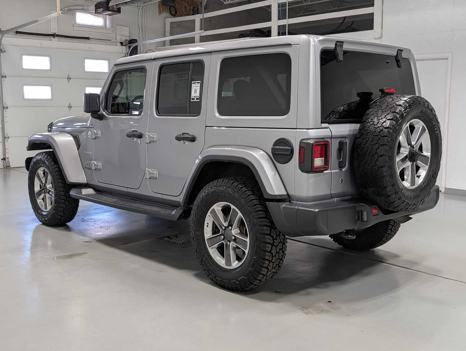 Used 2020 Billet Silver Metallic Clearcoat Jeep Sahara image 10