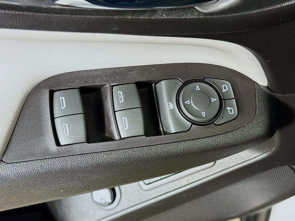 Used 2018 Iridescent Pearl Tricoat Chevrolet Premier image 17